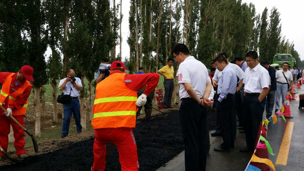 王总参观道路修补现场5.jpg