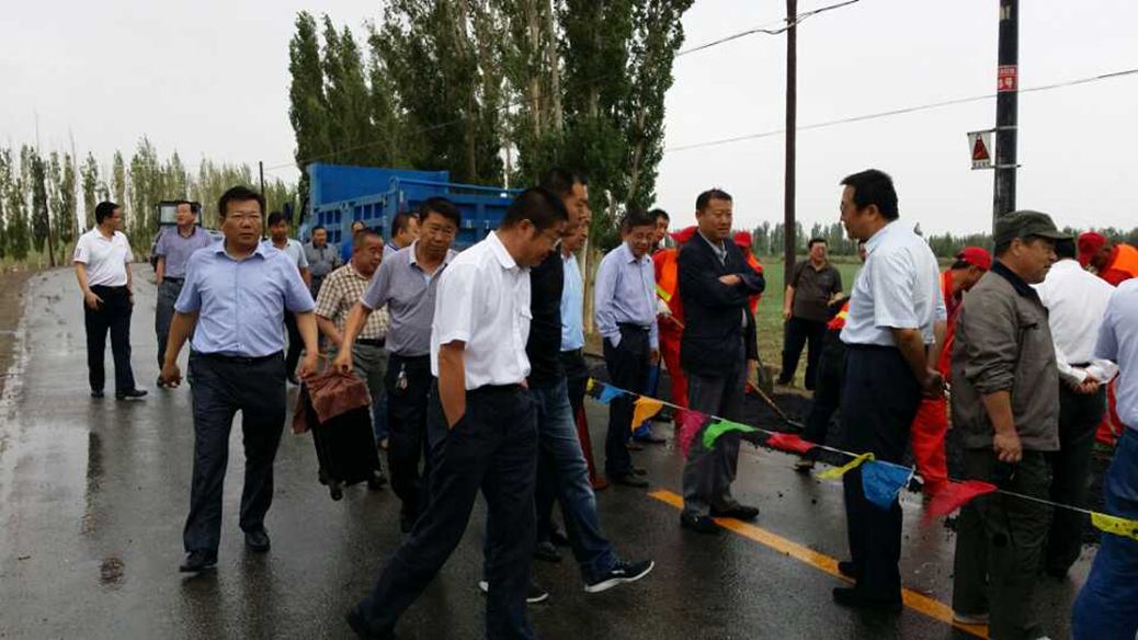 王总参观道路修补现场4.jpg