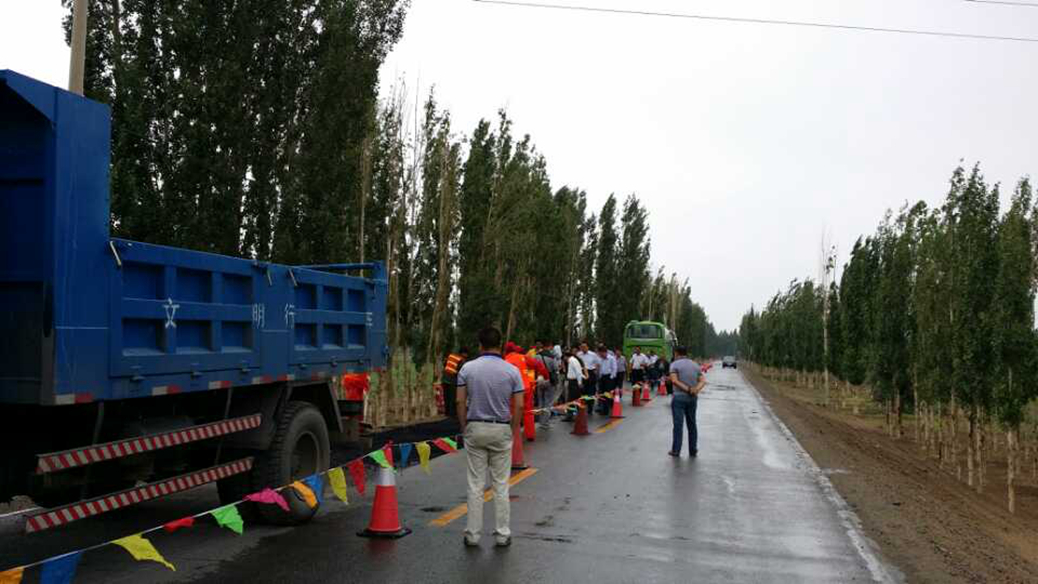 王总参观道路修补现场1.jpg