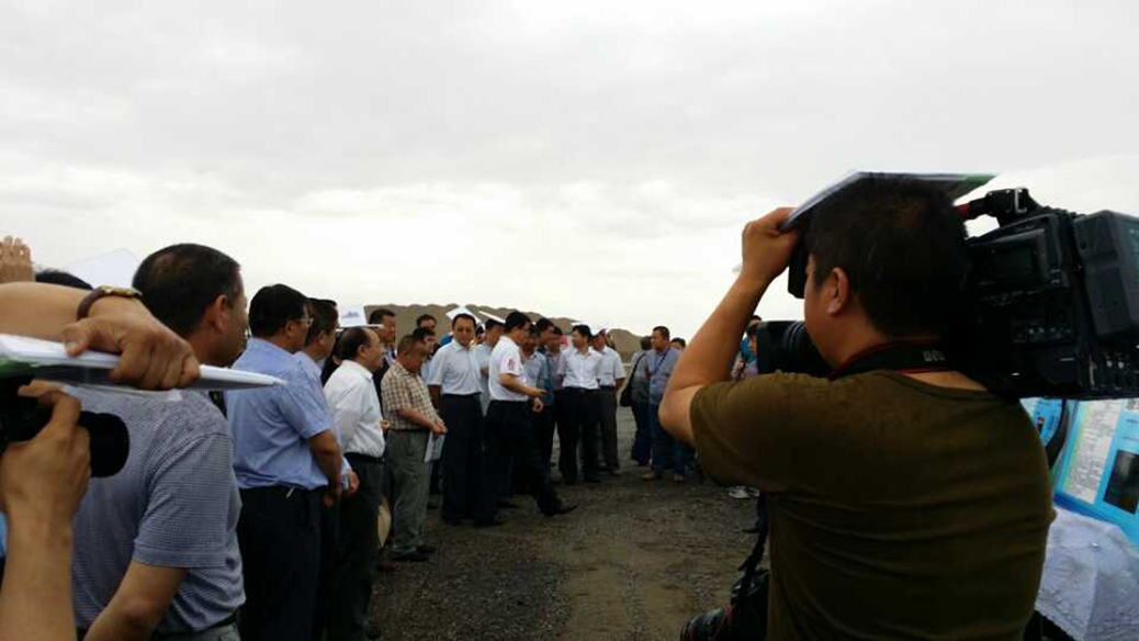 新疆生产建设兵团各公路局领导在生产现场2.jpg