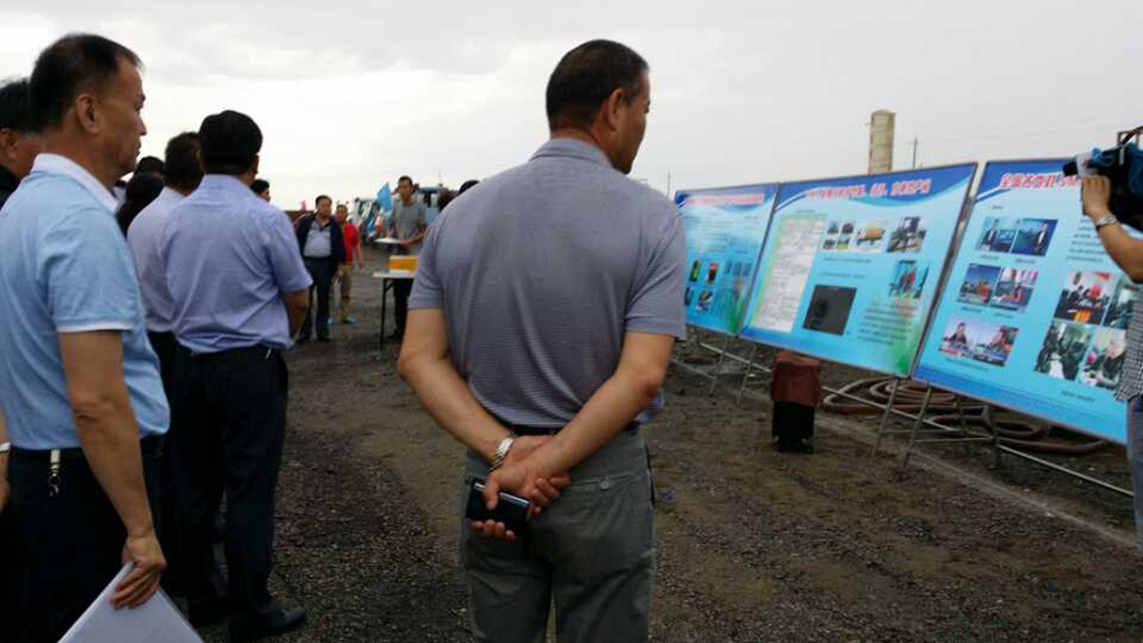 新疆生产建设兵团各公路局领导在生产现场3.jpg